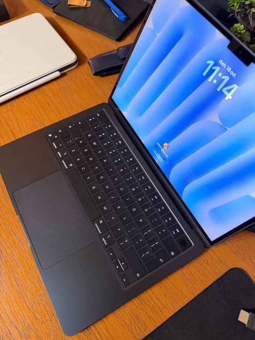 Laptop Apple MacBook Air 13-inch, cu procesor Apple M2, 8 nuclee CPU si 10 nuclee GPU, 8GB, 512GB, Midnight, Layout INT