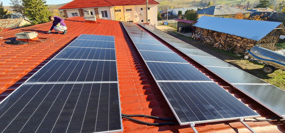 Monaj panouri solare fotovoltaice prosumator inverter on grid litiuion