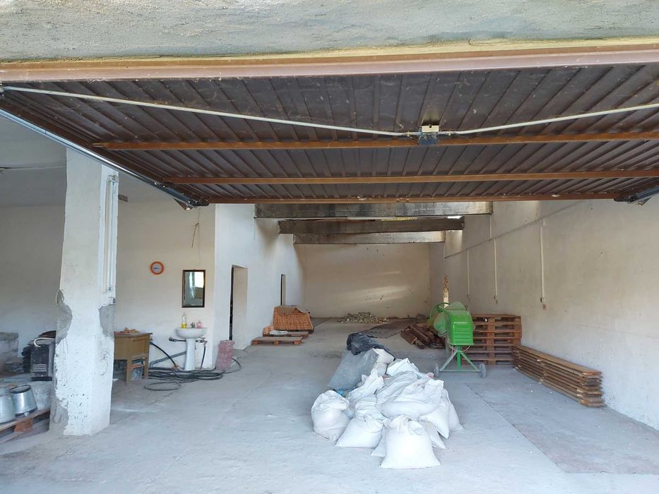 Hala 450  mp,teren 3000 mp la 35 km de vama Petea cu Ungaria