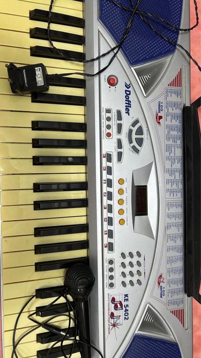 Продаю синтезатор (61 клавиша).