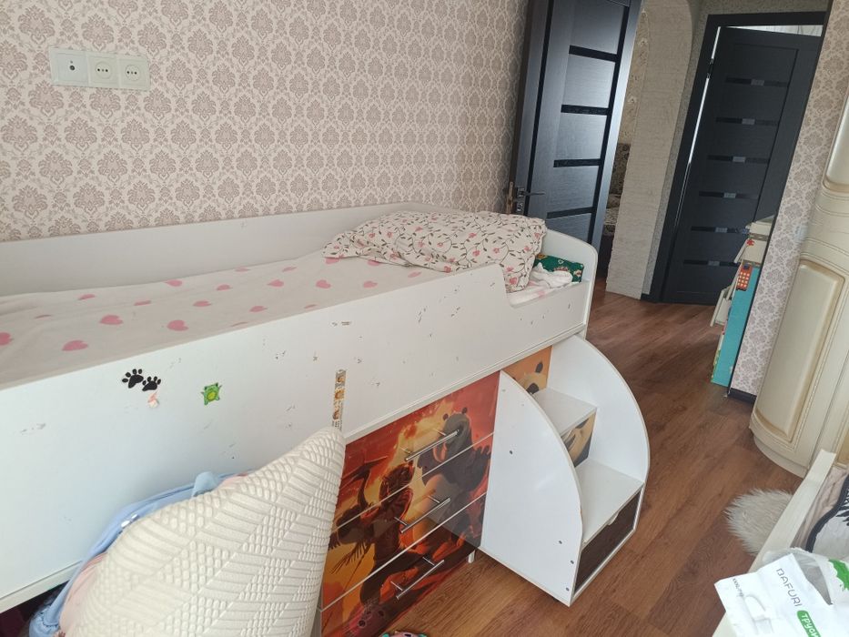 Детская кровать со столиком