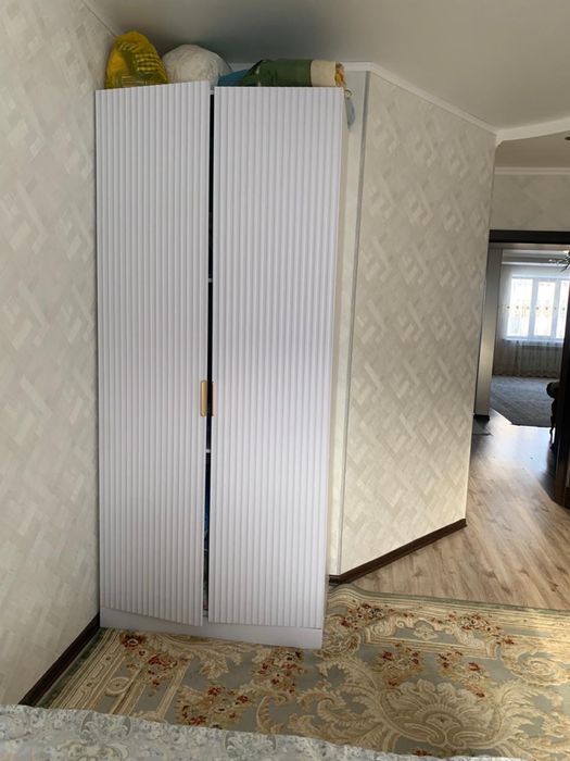 Шкаф с полочками