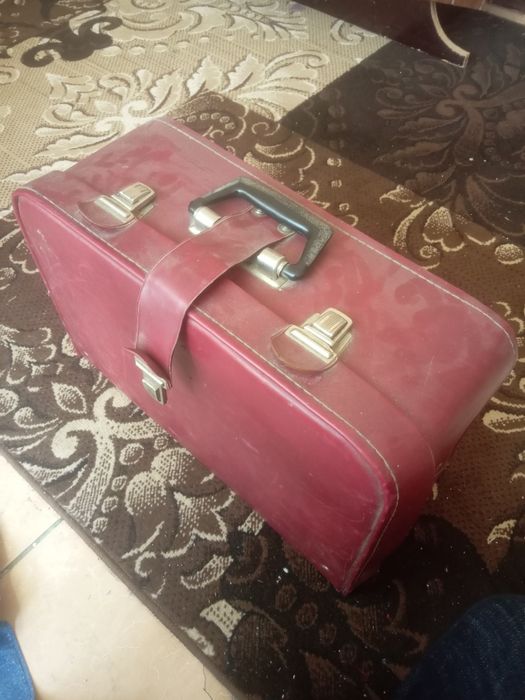 Продаю швейную машинку с футляром не дорого