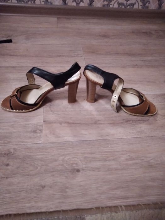 Продам босоножки.