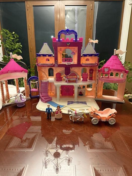 Продаётся музыкальный игрушечный замок с принцем и принцессой.