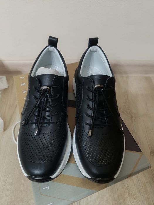 Новые кожаные кроссовки  на девочку р36