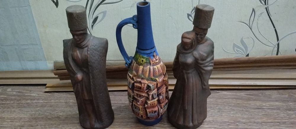Глиняные вазы мобут быть и в качестве украшения