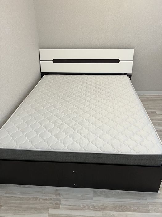 Двухспальная кроватьс матрасом!