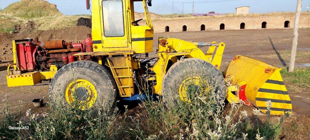 Погрузчик 3 кубали сотилади