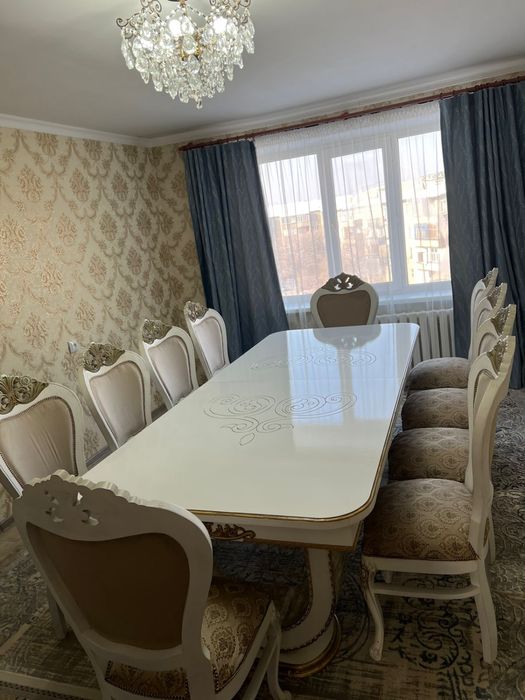 Большой стол для гостей.