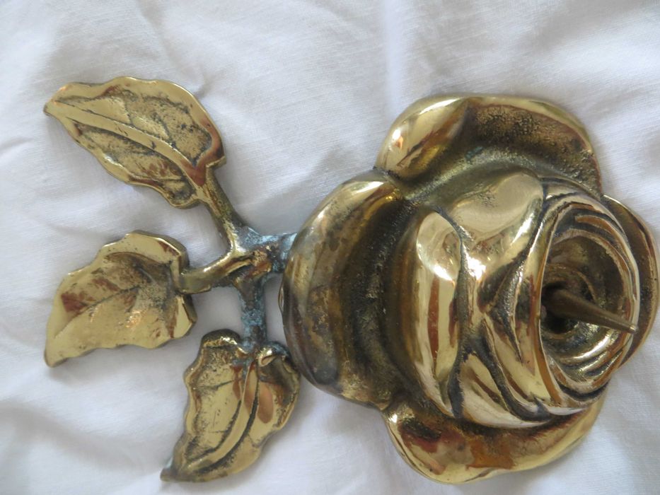 Антикварни свещници, ваза, прибори за гасене на свещи