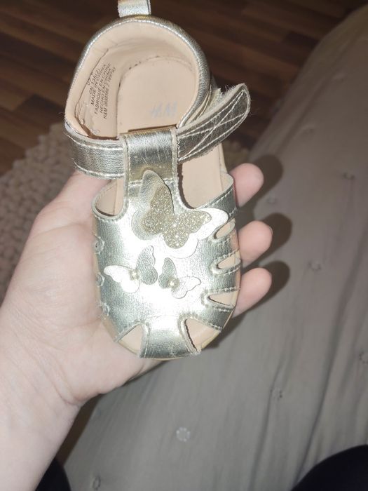 Vând set sandalute