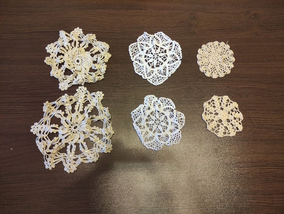 Стари  ръчно плетени покривки и декорации