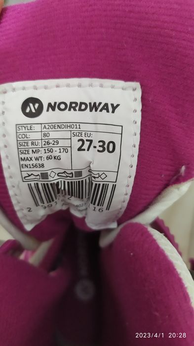 Детские коньки на мальчика и девочку.