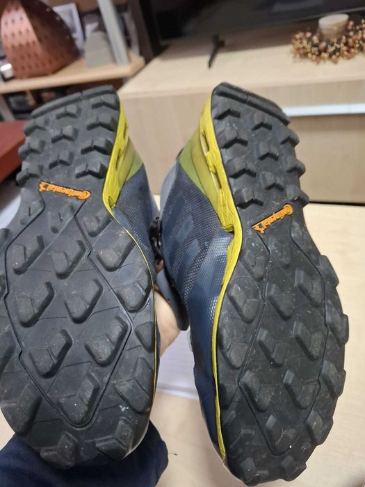 BOCANCI TERREX  cu GORE-TEX  Marime 44, stare foarte buna