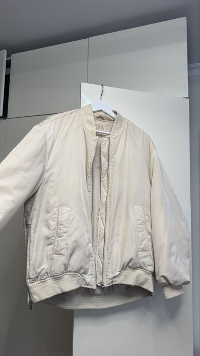 Бомбер,светло бежевый,бренд Zara