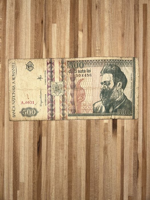 Bancote vechi de cinci mii lei, cinci sute lei, una mie lei.