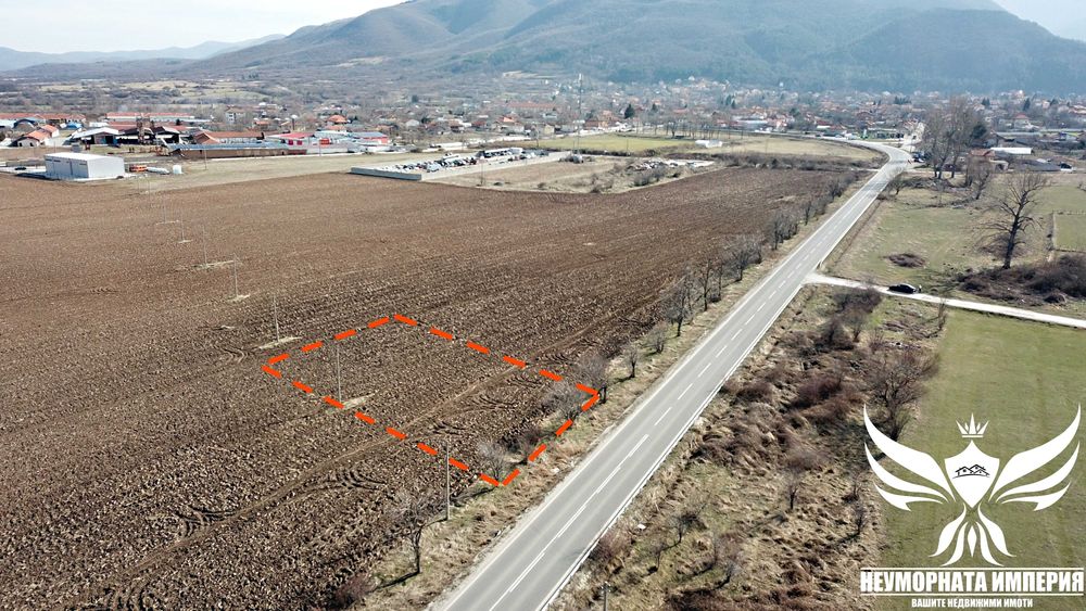 Продавам земя 3000кв.м. на първа линия към село Тополово