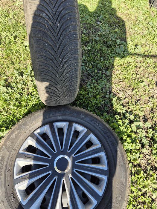 Vând 4 roti de tablă cu cauciucurile pe ele 205/65/R16 de iarna Michel