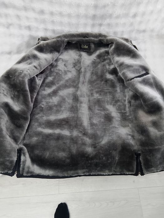 Дублёнка, тёплая и удобная.