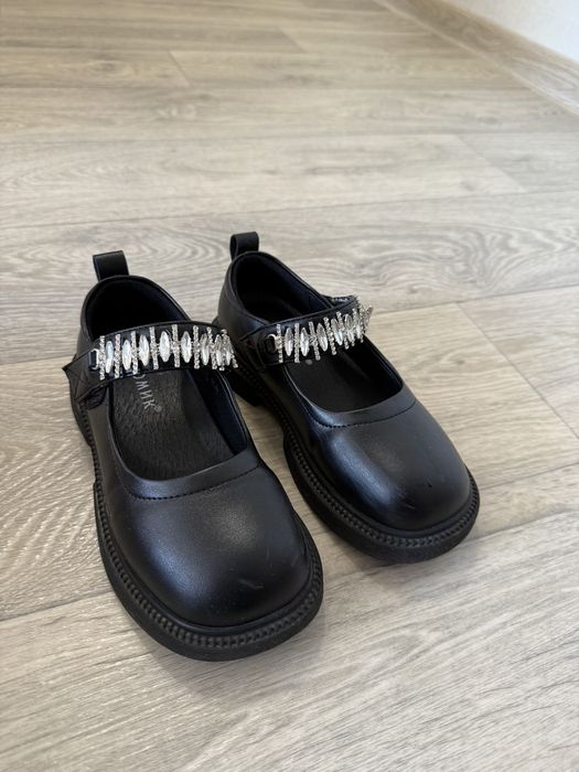 Продам туфли школьные( балетки)