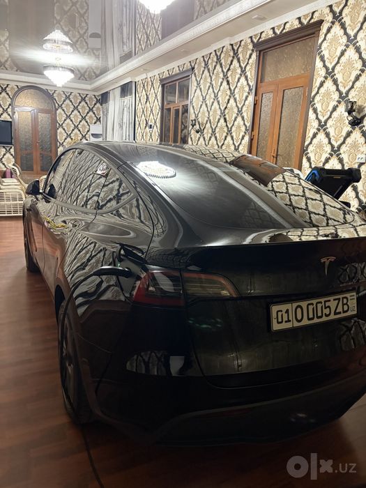 Tesla Model Y 2025