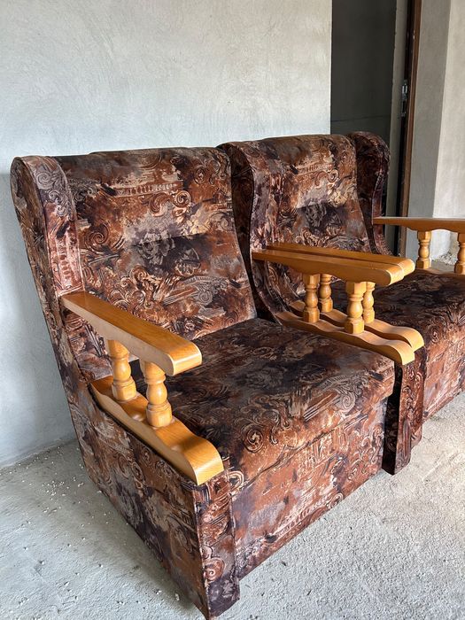 Set canapea extensibilă și 2 fotolii, cu brațe din lemn
