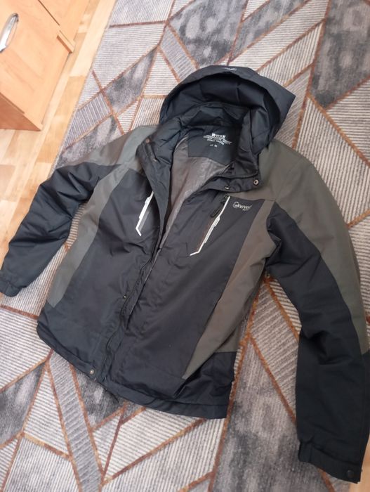 Куртка демисезонная продается 7 тысяч