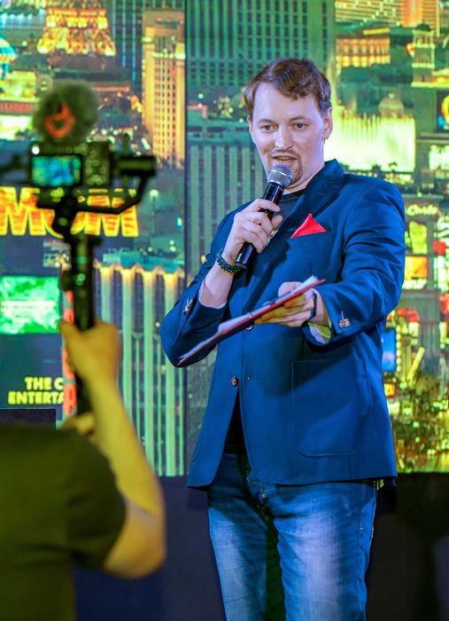 Ведущий Шоумен на праздник.