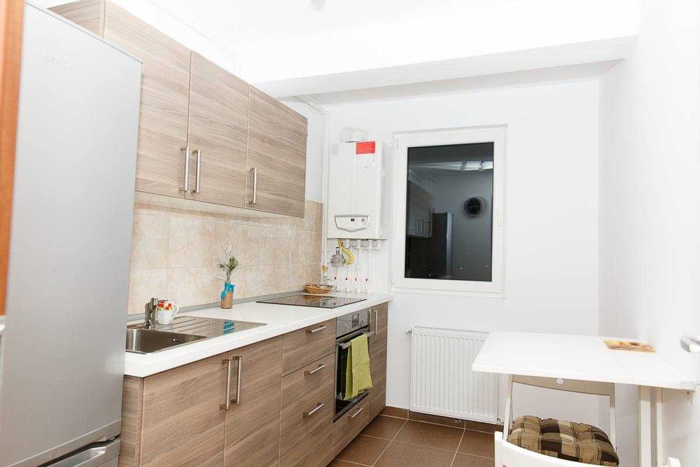Inchiriez apt 2 camere - Metrou, AC, centrală, balcon închis, parcare