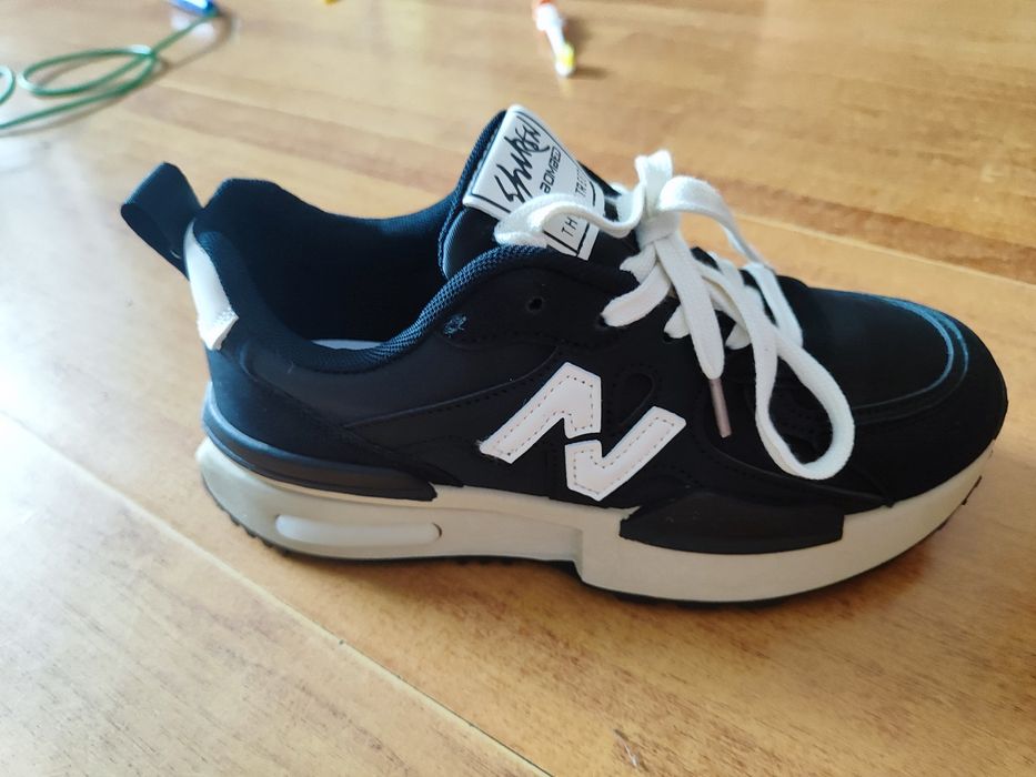 Продам женские кроссовки