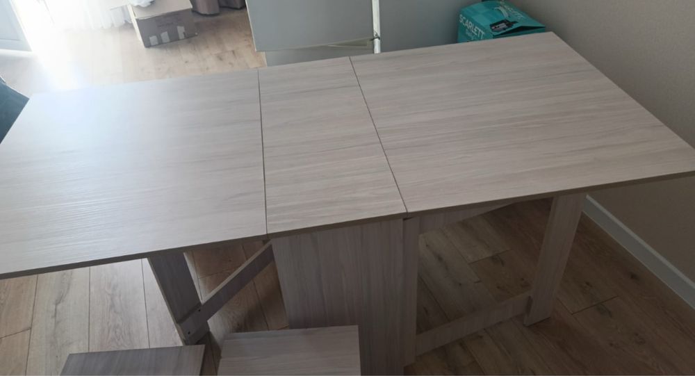 Продам стол и стулья для кухни