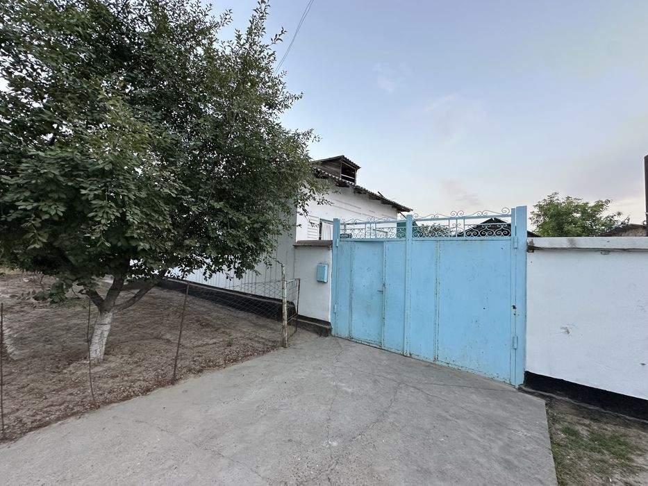 Uy sotiladi 10 sotix 7 xonali uy