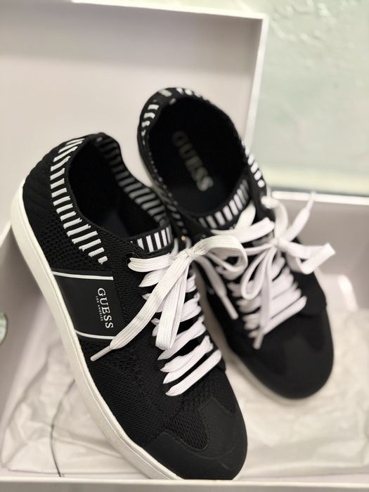 Сникърси Guess.