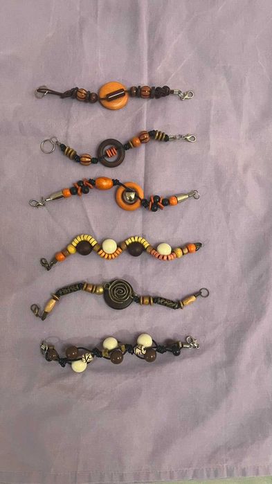 Ръчно изработени от полускъпоценни камъни и мъниста гривни.