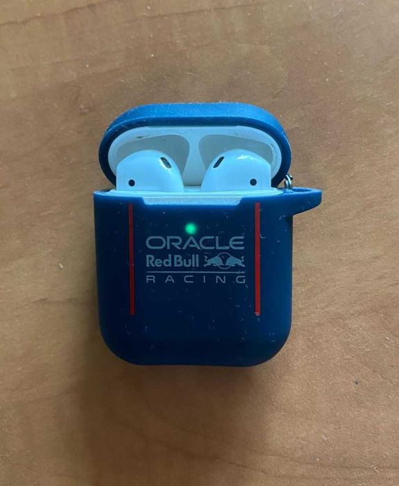 Apple AirPods 2 Wireless Charging Case cu husă Red Bull