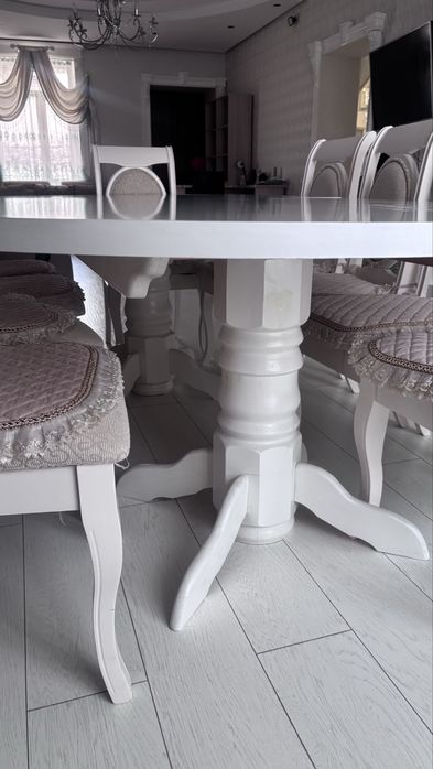 Стол и стулья для гостиной