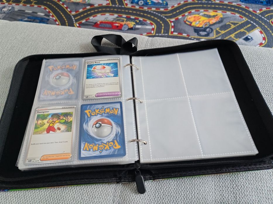 Album pokemon cu 137 de cărți cu pokemon