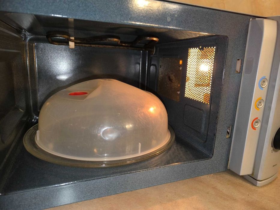 Продавам микровълнова фурна 900 W с грил 1300 W марка Electrolux