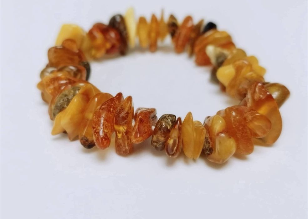 Veche bratara chips din chihlimbar natural baltic cu fragmente brute si slefuite elastica , in nuante de cognac, butterscot, brun