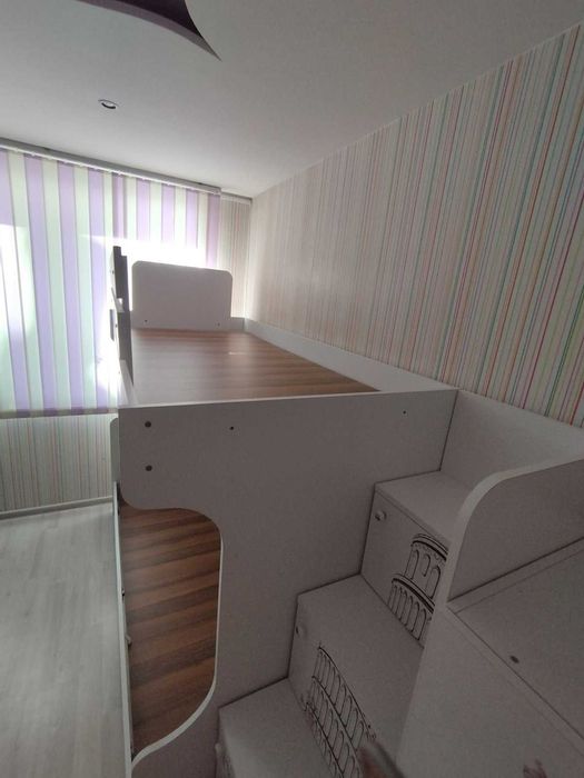 Двуетажно детско легло с гардероб