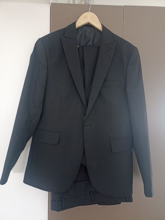 Vând costum bărbați