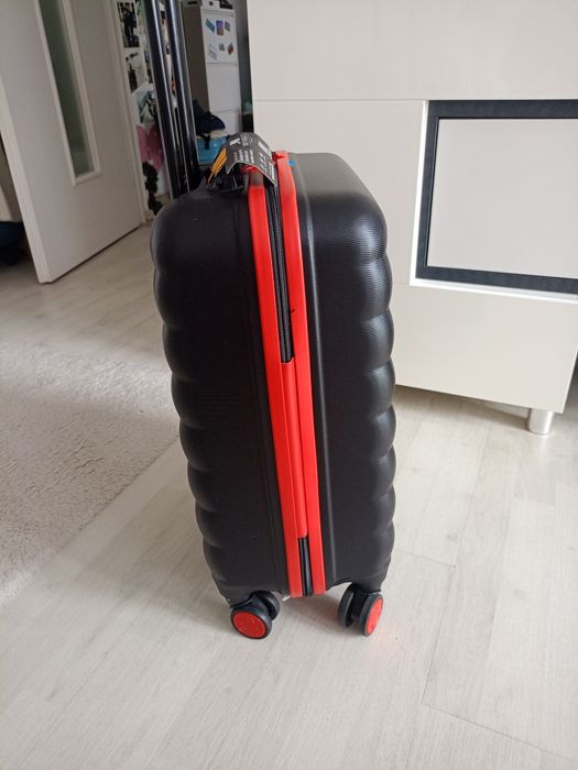 Vând troler 57 cm...puțin folosit,urme de folosire, produs de calitate