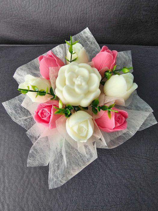 Букети с цветя от соев восък и ароматни свещи в керамични кашпи