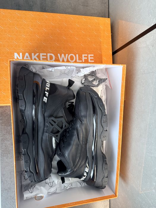 Naked Wolfe ca noi premium
