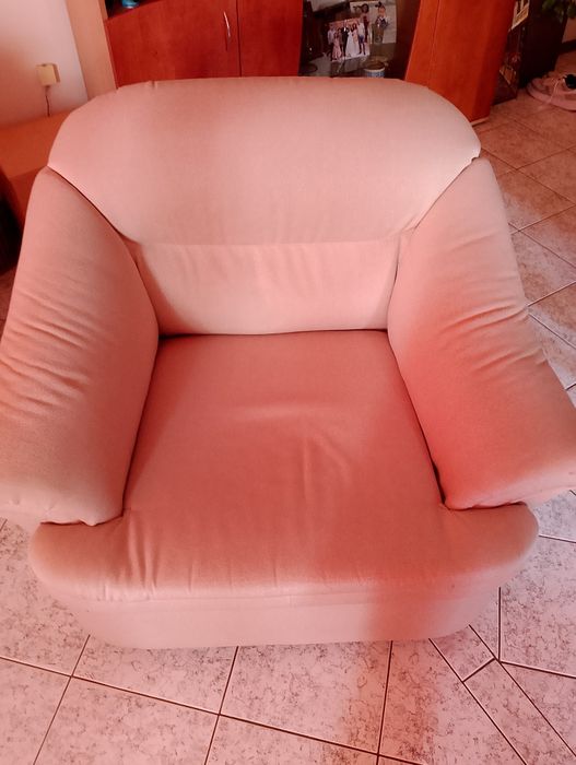 Продавам два броя кресла.