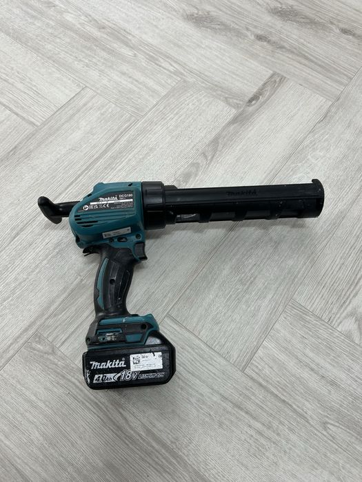 Makita DCG 180 pistol de silicon