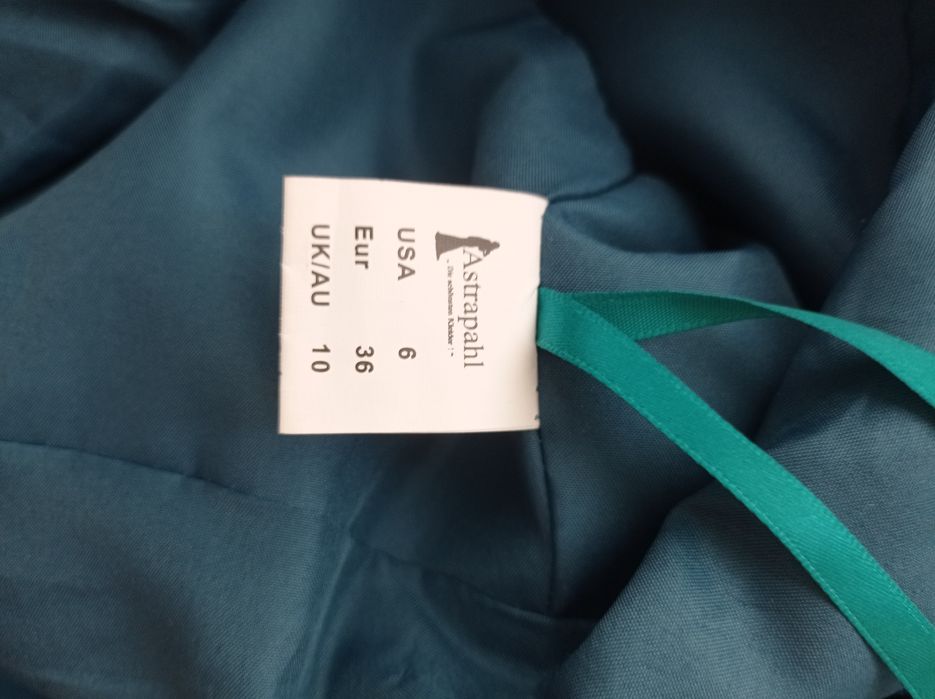 Продавам рокля  за повод