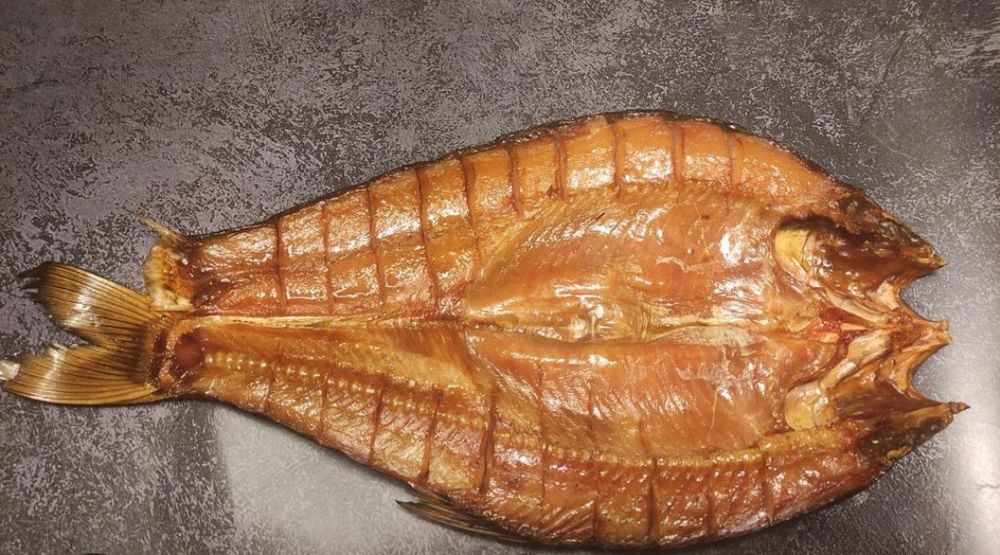 Продается копченая рыба.