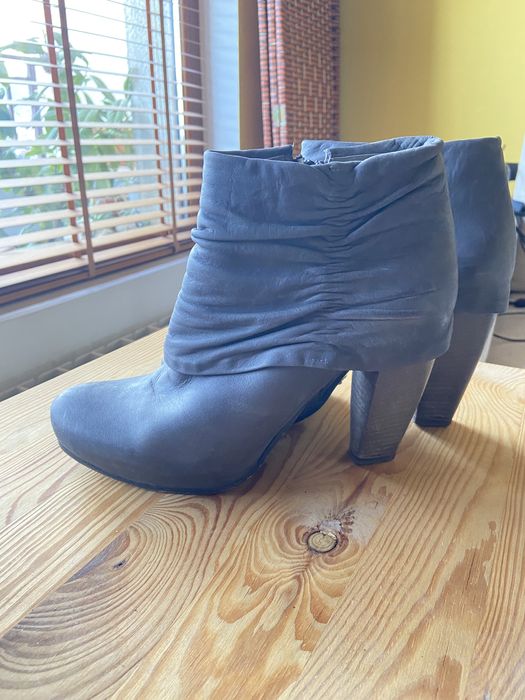 Дамски боти и летни, отворени обувки на ток.